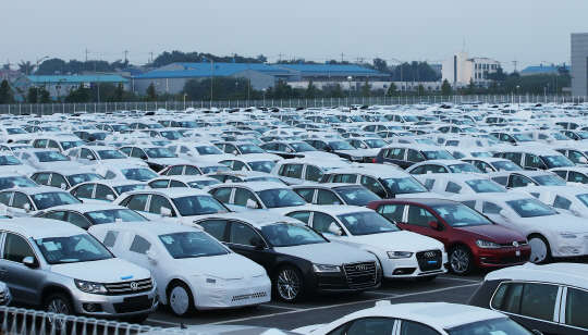 24일 오후 경기도 평택시 평택항 폴크스바겐 출고장에 출고를 기다리는 차량들이 가득 서 있다. 환경부는 배출가스 조작으로 미국에서 리콜 명령을 받은 폴크스바겐 5종 가운데 국내서 판매되는 골프와 제타, 비틀, 아우디 A3등 4종을 각 1대씩 봉인했고 길들이기 운행을 한 뒤 교통환경연구소로 옮겨 실제 조사를 시작한다.